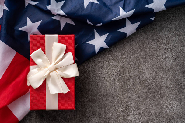 ABD 'nin Bağımsızlık Günü ya da Anma Günü kavramı. Koyu gri masa arkaplanı üzerinde ulusal bayrak. - Fotoğraf, Görsel