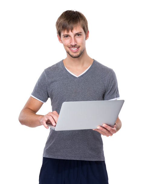 młody człowiek z laptopem - Zdjęcie, obraz