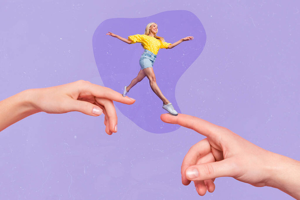 Портрет композитного колажу позитивної божевільної міні-дівчини, що біжить прогулянкою двома величезними пальцями рук ізольовані на фіолетовому фоні
. - Фото, зображення