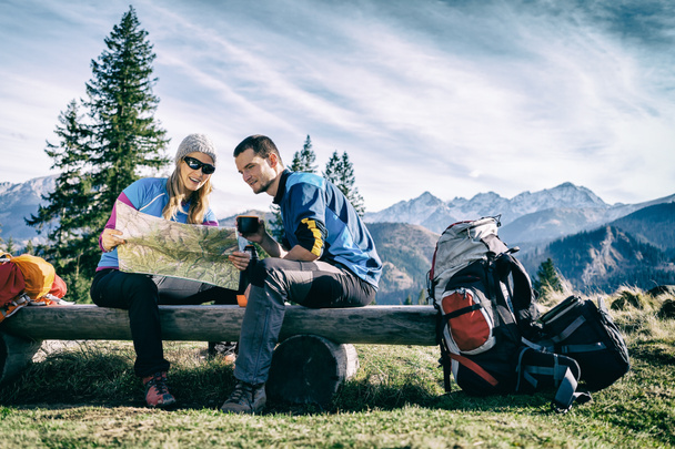 Couple randonneurs avec carte en montagne
 - Photo, image