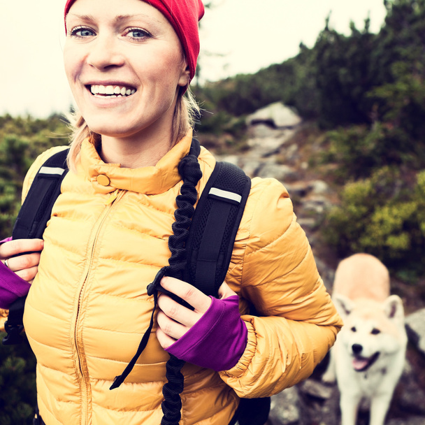 Mujer feliz senderismo en montañas vintage con perro
 - Foto, Imagen