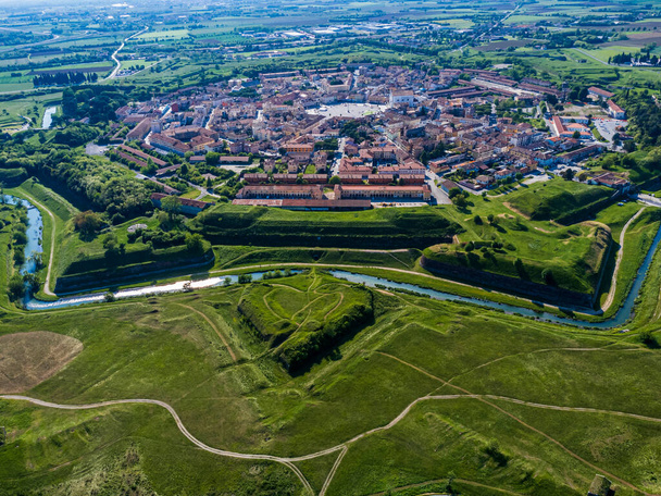 Palmanova, Udine, İtalya. O dönemin örnek bir takviye projesi 1593 'te, Aerial View' da ortaya kondu. - Fotoğraf, Görsel