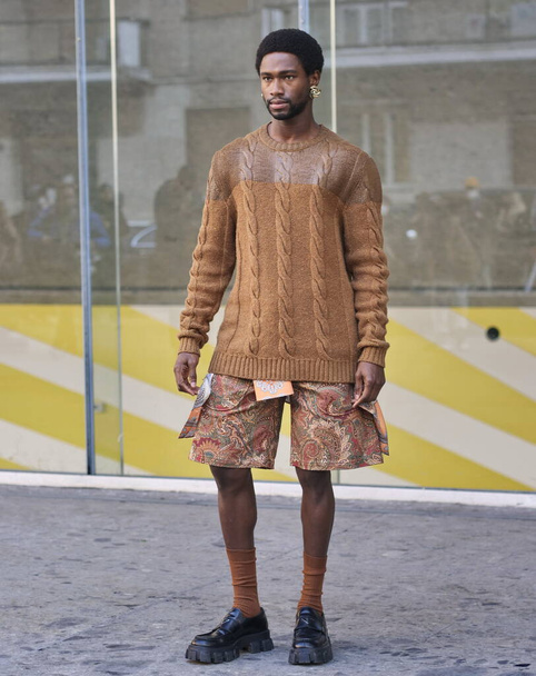 Sadiq Desh street style outfit during Etro Fashion Show at Milan Fashion Week Fall/Winter 2021/2022 collections. - 写真・画像