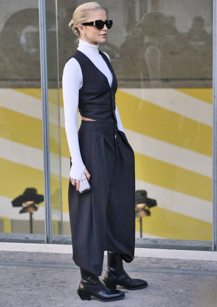 Caroline Daur posant pour les photographes après Etro Fashion Show à Milan Fashion Week Automne / Hiver 2021 / 2022 collections. - Photo, image