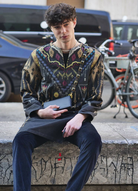Ulice Nils Kuthe pózuje pro fotografy po módní přehlídce Etro v Miláně Fashion Week Podzim / Zima 2021 / 2022 kolekce. - Fotografie, Obrázek
