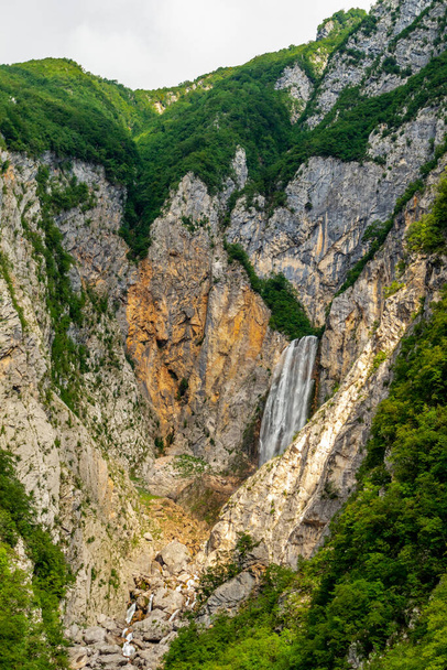 Πεζοπορία στον καταρράκτη Boka στην κοιλάδα Soca - Bovec - Σλοβενία - Φωτογραφία, εικόνα