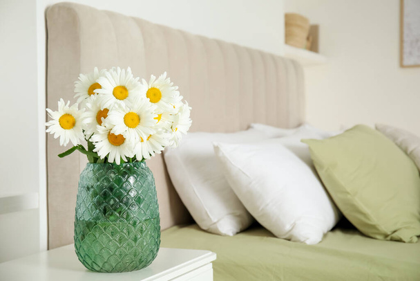 Bouquet of beautiful daisy flowers on nightstand in bedroom, space for text - Valokuva, kuva