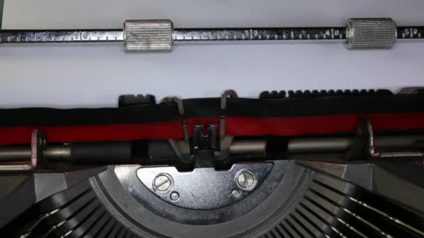 Schrijfmachine met geschreven in het papier - Video