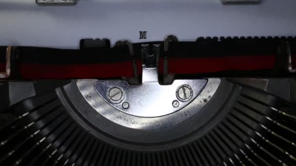 Schrijfmachine met geschreven in het papier - Video
