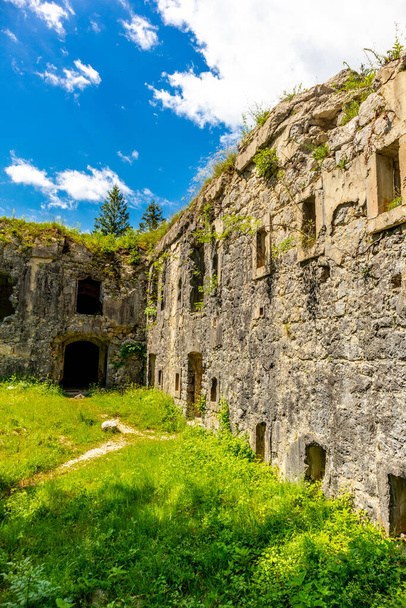 Explorando la antigua fortaleza de Kluze cerca de la ciudad de Bovec - Valle de Soca - Eslovenia - Foto, imagen