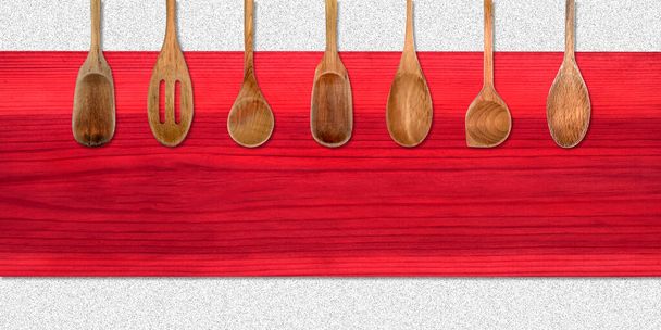 Topview of Set Gotowanie drewniane łyżki na czerwonym tle tabeli - Zdjęcie, obraz