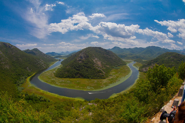 Θέα από το δυτικό άκρο της λίμνης Σκάνταρ, Μαυροβούνιο. Ποταμός Τσορνόιεβιτς λυγίσει γύρω από βουνοκορφές πράσινο. Υπέροχη θέα στον ποταμό. - Φωτογραφία, εικόνα