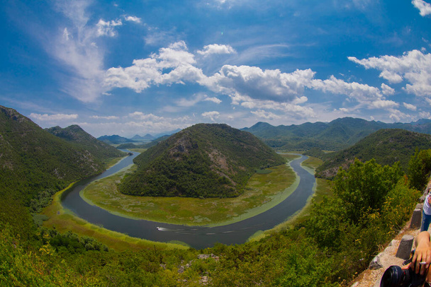 Θέα από το δυτικό άκρο της λίμνης Σκάνταρ, Μαυροβούνιο. Ποταμός Τσορνόιεβιτς λυγίσει γύρω από βουνοκορφές πράσινο. Υπέροχη θέα στον ποταμό. - Φωτογραφία, εικόνα
