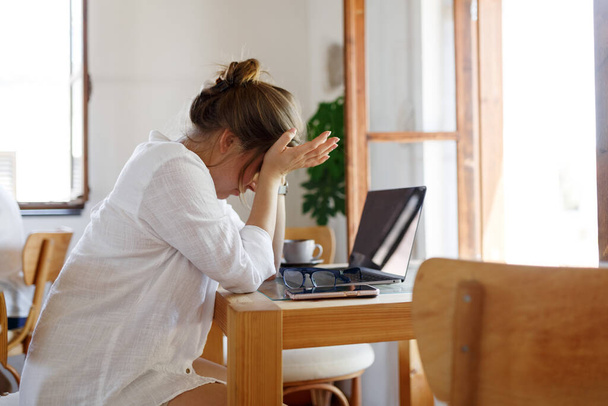 Mujer de negocios frustrada siente shock de pánico después del fracaso del negocio, malas noticias en línea sentado en la oficina con el ordenador portátil, estresado empleado molesto mujer preocupada por la bancarrota, cansado de exceso de trabajo.  - Foto, Imagen