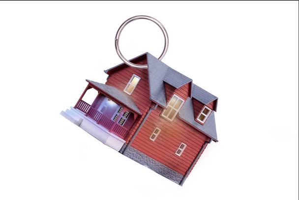 Maison sur un porte-clés isolé sur un fond blanc.  - Photo, image