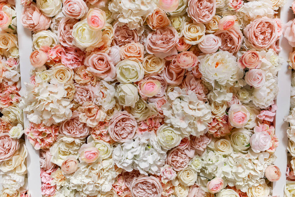 Λουλούδια φόντο στον τοίχο με καταπληκτικό ροζ και λευκά τριαντάφυλλα, παιώνιες και ορτανσίες, διακόσμηση γάμου, χειροποίητα - Φωτογραφία, εικόνα