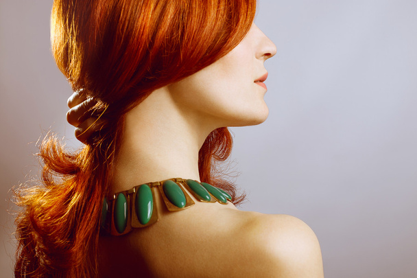 Emotivní portrét módní model s červenou (zázvor) kudrnaté vlasy a přírodní make-up - Fotografie, Obrázek