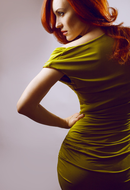 Retrato emocional de um modelo elegante com cabelo encaracolado vermelho (gengibre) e maquiagem natural
 - Foto, Imagem