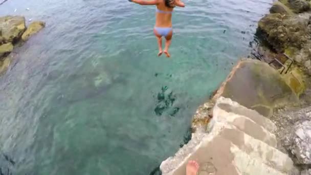 Two friends jumping into the ocean for a swim on a summers day. - Filmagem, Vídeo