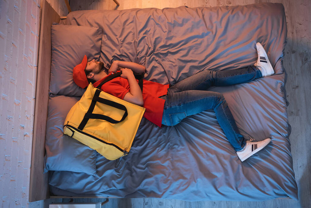 Oldalnézet alvajáró a szállítási hátizsák alszik az ágyban éjjel  - Fotó, kép