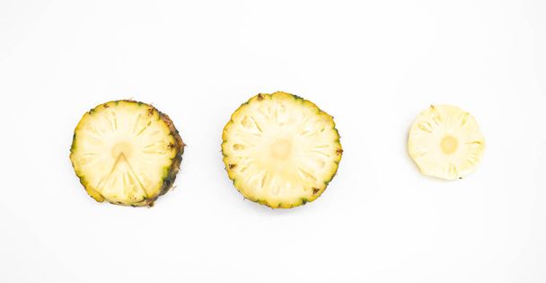 Top view of pineapple slice isolated on white - Foto, Imagem