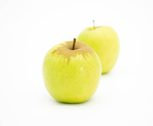manzana aislada sobre fondo blanco, enfoque selectivo - Foto, Imagen