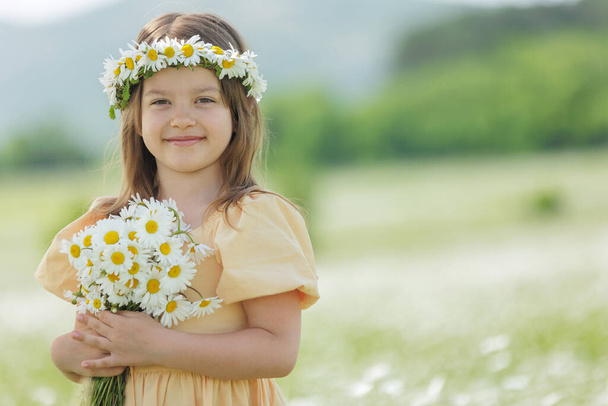 Ευτυχισμένο κορίτσι στον αγρό με λουλούδια. Υψηλής ποιότητας φωτογραφία - Φωτογραφία, εικόνα