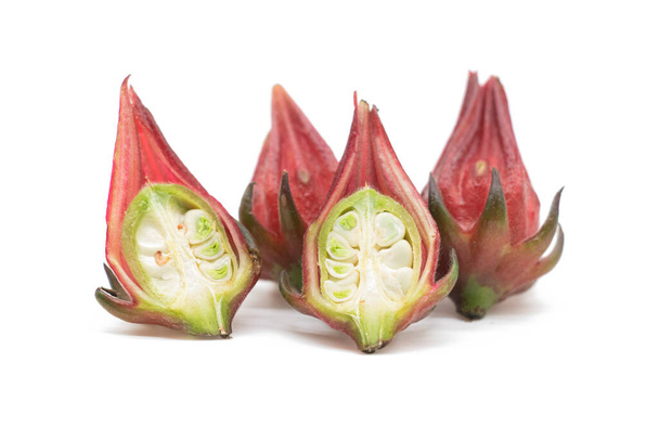 ganz und in Scheiben geschnitten Roselle Früchte isoliert auf weißem Hintergrund - Foto, Bild