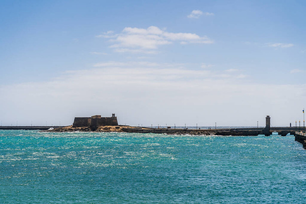 Замок Сан-Габриэль с ведущими к нему мостами, Арресифе, Льяроте, Канарские острова, Испания - Фото, изображение