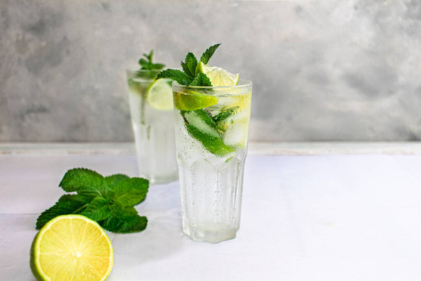 Mojito zomer verfrissende cocktail met ijs, limoen en munt. Kopieerruimte - Foto, afbeelding