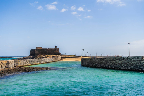Historisches Schloss San Gabriel mit Brücken, die dorthin führen, Arrecife, Lanzarote, Kanarische Inseln, Spanien - Foto, Bild