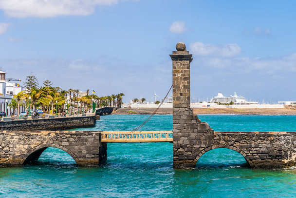 Historický most z míčků vedoucí na hrad San Gabriel, Arrecife, Lanzarote, Kanárské ostrovy, Španělsko - Fotografie, Obrázek