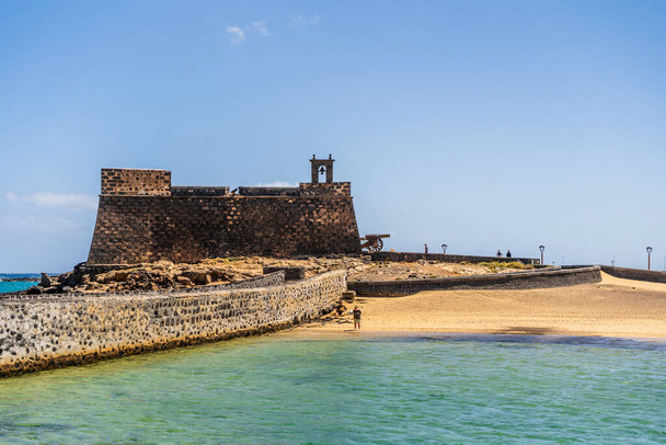 Historisches Schloss San Gabriel mit Brücken, die dorthin führen, Arrecife, Lanzarote, Kanarische Inseln, Spanien - Foto, Bild
