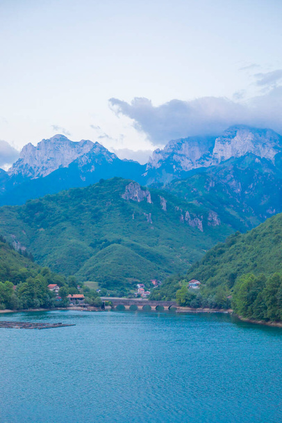 Sutjeska Nationalpark, perfektes Touristenziel, einer der ältesten Parks in Bosnien und Herzegowina - Foto, Bild