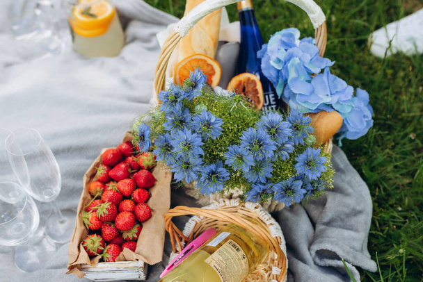 mavi çiçekli piknik dekoru, - Fotoğraf, Görsel