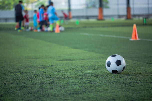 Ποδόσφαιρο μπάλα τακτική κώνο στο γρασίδι τομέα με για την κατάρτιση φόντο - Φωτογραφία, εικόνα