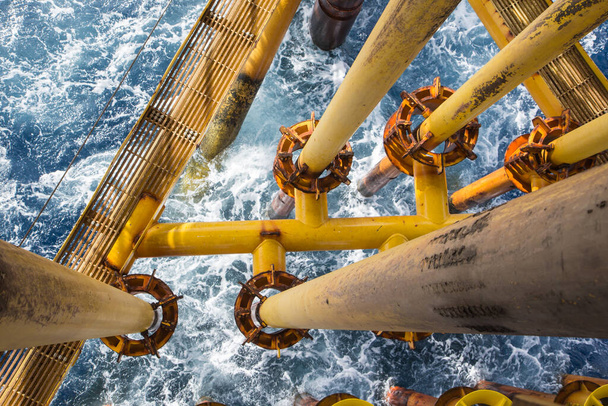 Офшорні труби буріння жовтих і газовидобувних нафтопроводів хвилі море
. - Фото, зображення