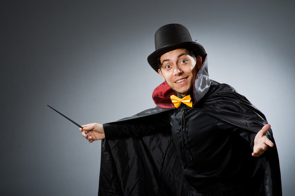 Homem mágico engraçado com varinha e chapéu - Foto, Imagem