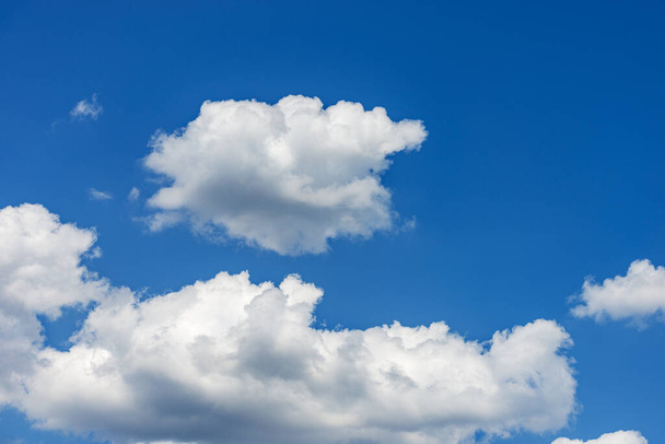 Fotografia di bellissime nubi temporalesche, nuvole cumulative o cumulonimbus contro un cielo azzurro chiaro. Full frame, solo cielo. - Foto, immagini