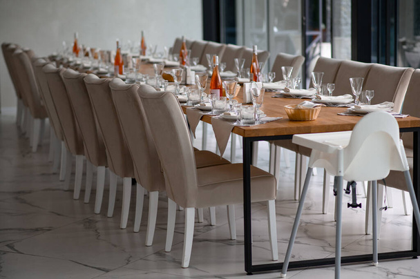 Cenário de mesa romântico festivo com talheres, guardanapo cinza e louça branca na toalha de mesa de seda bege - Foto, Imagem