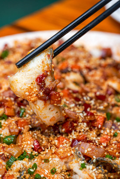 Острое и вкусное сычуаньское блюдо, жирное и пряное рыбное филе - Фото, изображение