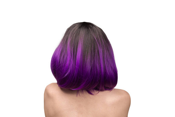 女性の背中、白い背景に紫色の髪の孤立した美しい女性.  - 写真・画像