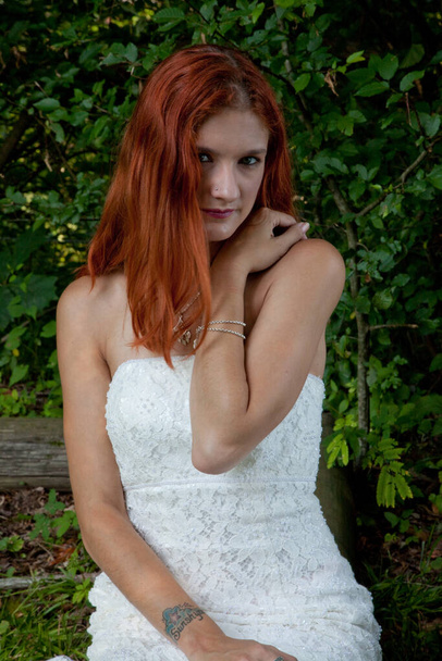 Happy redhead in a wedding dress - Φωτογραφία, εικόνα