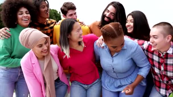 grupo multiétnico de jóvenes que toman selfie hombres y mujeres miran a la cámara, sonríen y posan en la fiesta al aire libre. - Metraje, vídeo