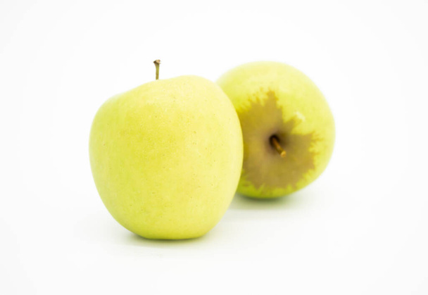 Frischer Apfel isoliert auf weißem Hintergrund, selektiver Fokus - Foto, Bild