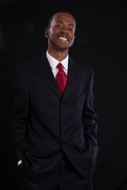幸せな笑顔の黒人ビジネスマン - 写真・画像