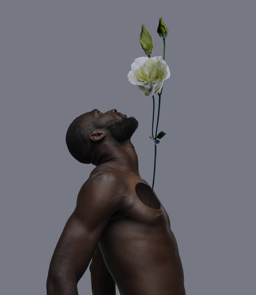 Collage zeitgenössischer Kunst. Konzeptbild mit einem jungen Mann, der ein Loch in den Körper mit einer wachsenden Blume im Inneren hat. Reinheit, unschuldige Emotionen. Konzept von Innenwelt, Gefühl, Psychologie, Emotionen, Kreativität - Foto, Bild