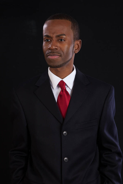 Empresário preto em um terno que olha pensativo - Foto, Imagem