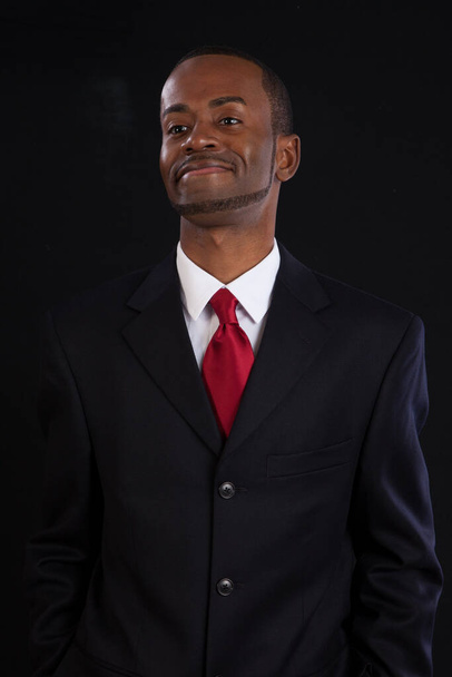 Feliz hombre de negocios negro con una sonrisa en un traje  - Foto, Imagen