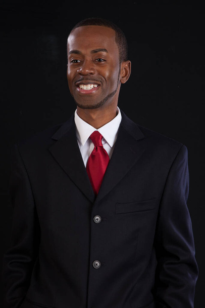 Homem de negócios preto feliz com um sorriso em um terno  - Foto, Imagem